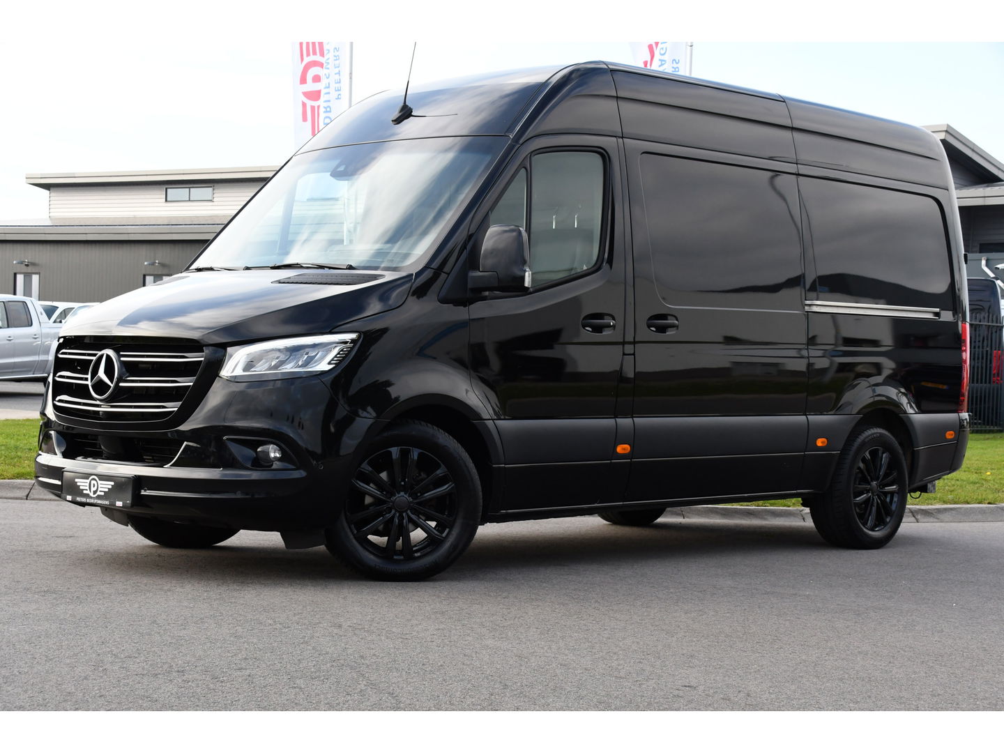 Mercedes-Benz Sprinter 319 V6 3.0 CDI L2H2 Black Edition Full Options!, Adaptieve Cruise, 360 Camera, 2 x schuifdeur, 3500kg Trekhaak, 10,5'' Mbux, Navi, Stoelverwarming, Uniek!