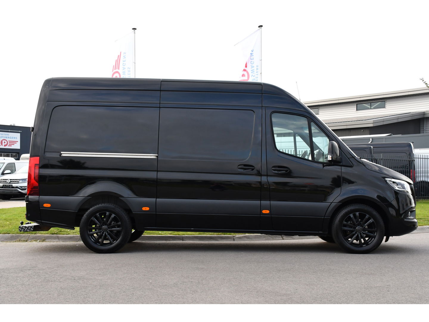Mercedes-Benz Sprinter 319 V6 3.0 CDI L2H2 Black Edition Full Options!, Adaptieve Cruise, 360 Camera, 2 x schuifdeur, 3500kg Trekhaak, 10,5'' Mbux, Navi, Stoelverwarming, Uniek!