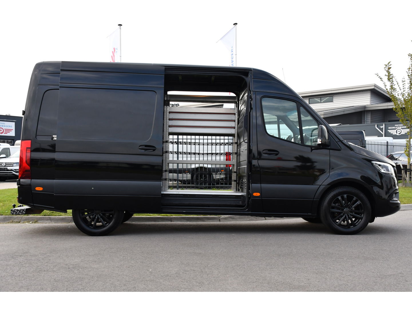 Mercedes-Benz Sprinter 319 V6 3.0 CDI L2H2 Black Edition Full Options!, Adaptieve Cruise, 360 Camera, 2 x schuifdeur, 3500kg Trekhaak, 10,5'' Mbux, Navi, Stoelverwarming, Uniek!