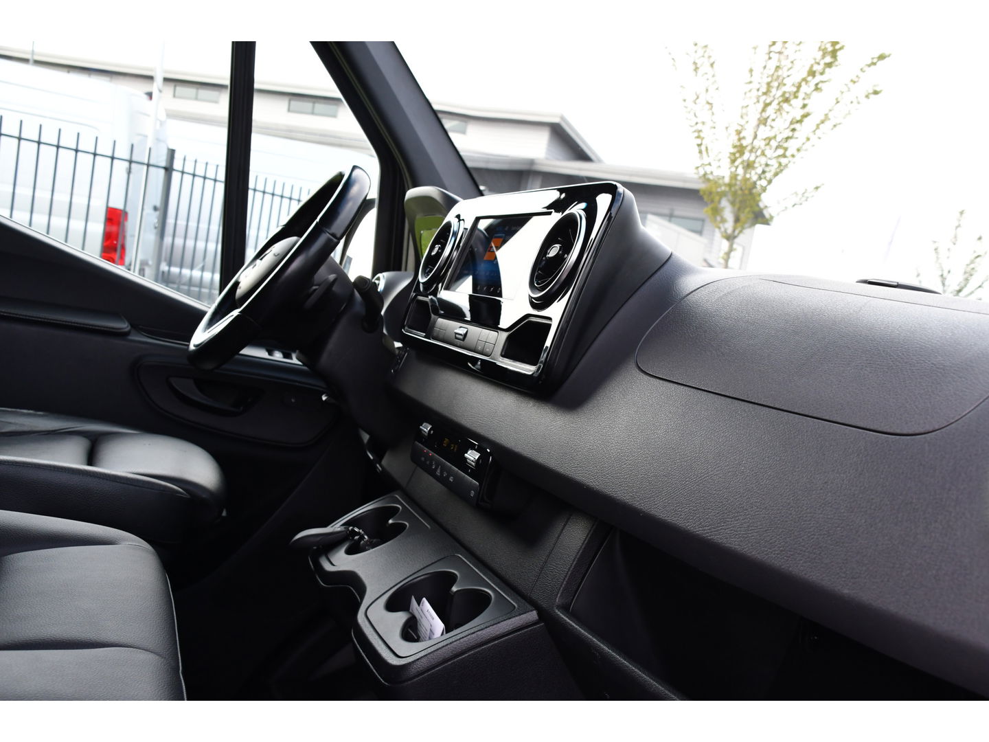 Mercedes-Benz Sprinter 319 V6 3.0 CDI L2H2 Black Edition Full Options!, Adaptieve Cruise, 360 Camera, 2 x schuifdeur, 3500kg Trekhaak, 10,5'' Mbux, Navi, Stoelverwarming, Uniek!