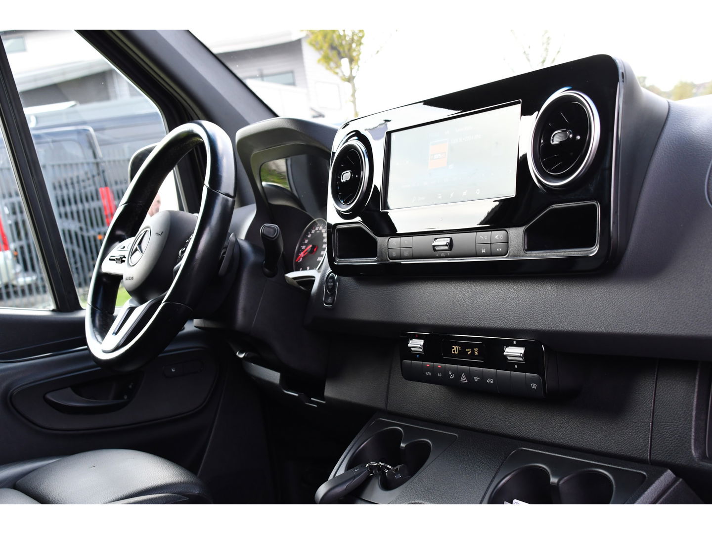 Mercedes-Benz Sprinter 319 V6 3.0 CDI L2H2 Black Edition Full Options!, Adaptieve Cruise, 360 Camera, 2 x schuifdeur, 3500kg Trekhaak, 10,5'' Mbux, Navi, Stoelverwarming, Uniek!