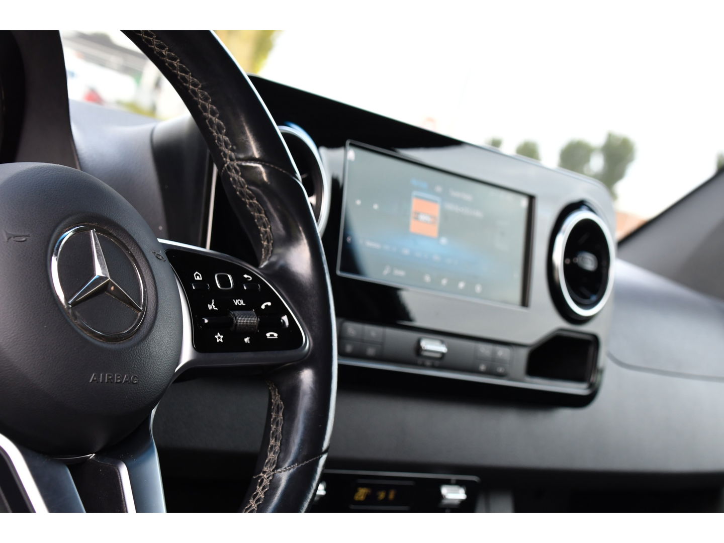Mercedes-Benz Sprinter 319 V6 3.0 CDI L2H2 Black Edition Full Options!, Adaptieve Cruise, 360 Camera, 2 x schuifdeur, 3500kg Trekhaak, 10,5'' Mbux, Navi, Stoelverwarming, Uniek!