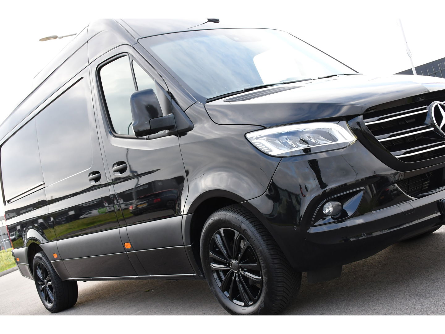 Mercedes-Benz Sprinter 319 V6 3.0 CDI L2H2 Black Edition Full Options!, Adaptieve Cruise, 360 Camera, 2 x schuifdeur, 3500kg Trekhaak, 10,5'' Mbux, Navi, Stoelverwarming, Uniek!