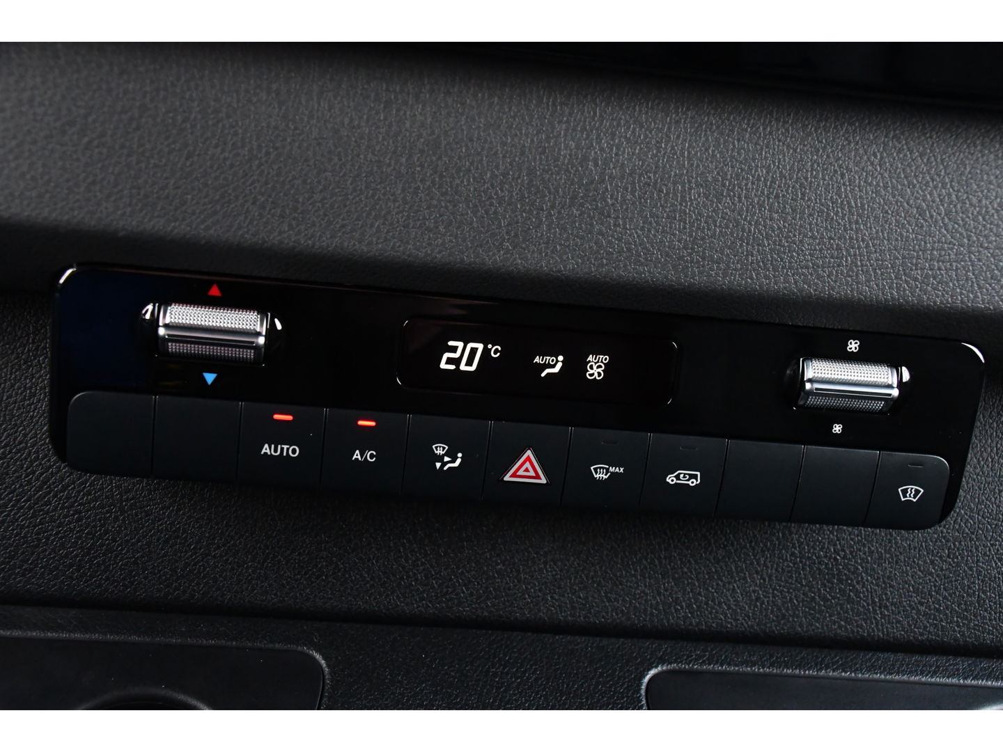 Mercedes-Benz Sprinter 319 V6 3.0 CDI L2H2 Black Edition Full Options!, Adaptieve Cruise, 360 Camera, 2 x schuifdeur, 3500kg Trekhaak, 10,5'' Mbux, Navi, Stoelverwarming, Uniek!