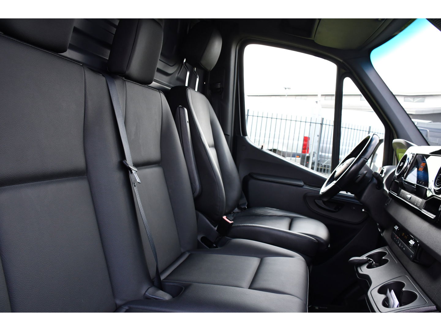 Mercedes-Benz Sprinter 319 V6 3.0 CDI L2H2 Black Edition Full Options!, Adaptieve Cruise, 360 Camera, 2 x schuifdeur, 3500kg Trekhaak, 10,5'' Mbux, Navi, Stoelverwarming, Uniek!
