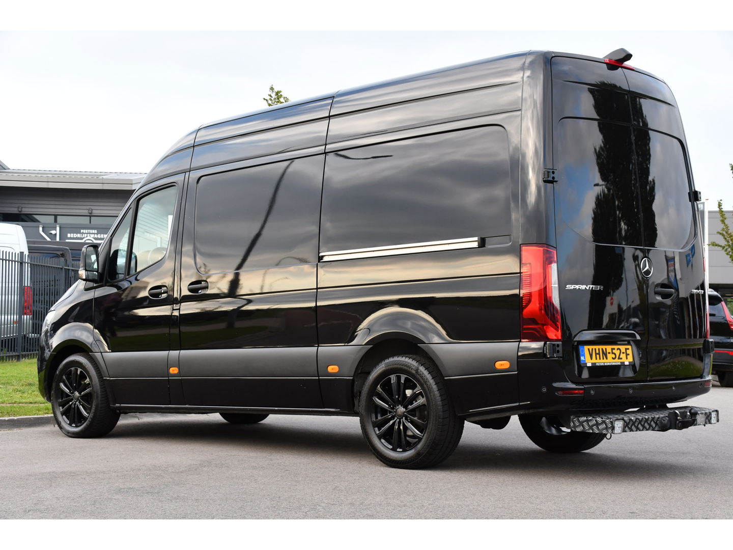 Mercedes-Benz Sprinter 319 V6 3.0 CDI L2H2 Black Edition Full Options!, Adaptieve Cruise, 360 Camera, 2 x schuifdeur, 3500kg Trekhaak, 10,5'' Mbux, Navi, Stoelverwarming, Uniek!