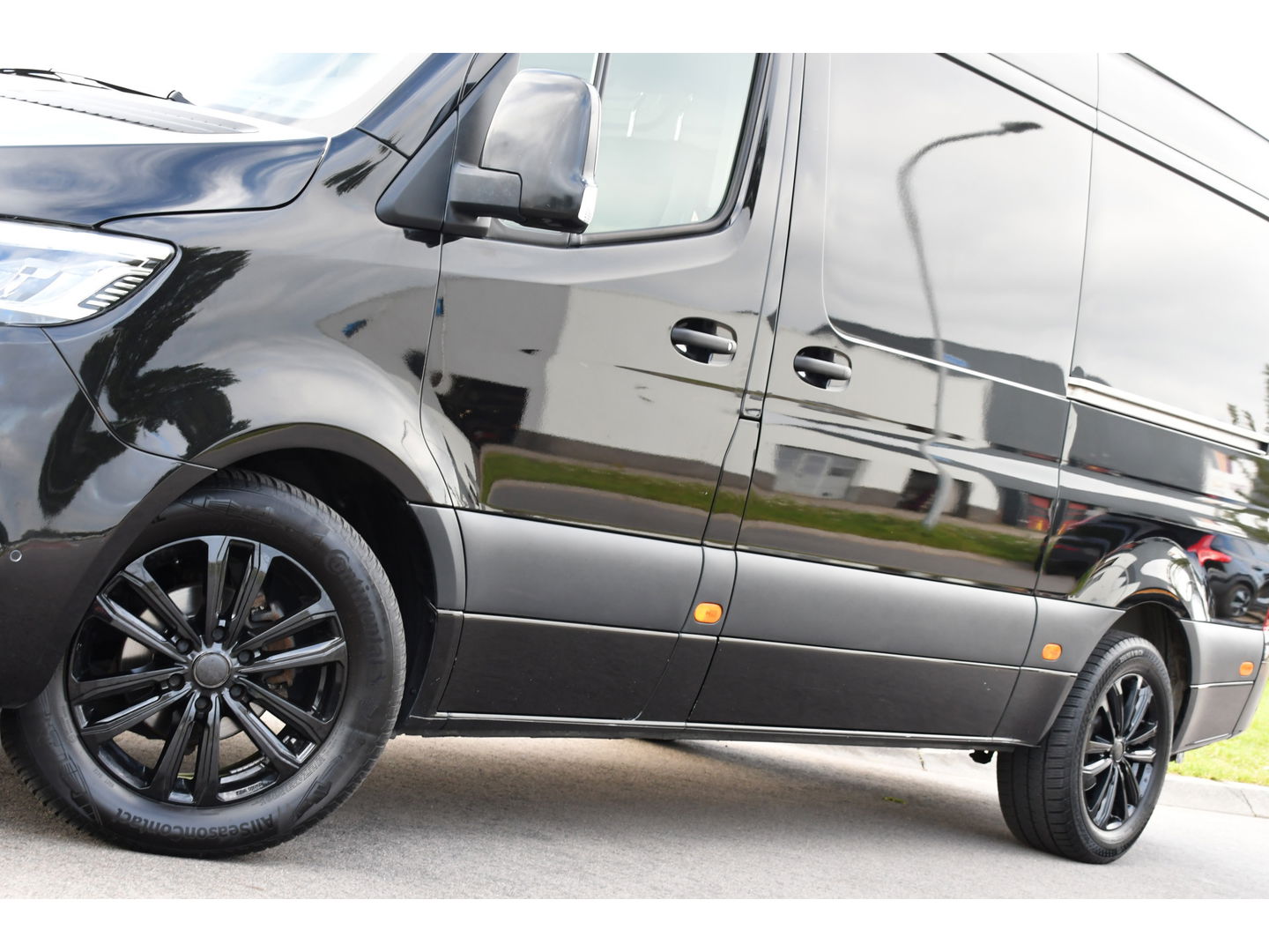 Mercedes-Benz Sprinter 319 V6 3.0 CDI L2H2 Black Edition Full Options!, Adaptieve Cruise, 360 Camera, 2 x schuifdeur, 3500kg Trekhaak, 10,5'' Mbux, Navi, Stoelverwarming, Uniek!
