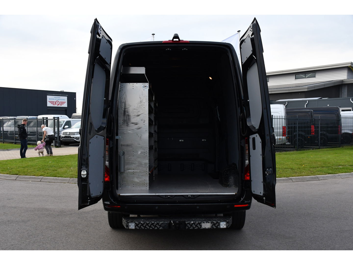 Mercedes-Benz Sprinter 319 V6 3.0 CDI L2H2 Black Edition Full Options!, Adaptieve Cruise, 360 Camera, 2 x schuifdeur, 3500kg Trekhaak, 10,5'' Mbux, Navi, Stoelverwarming, Uniek!