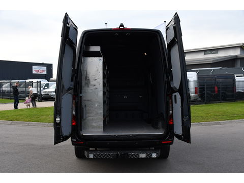 Mercedes-Benz Sprinter 319 V6 3.0 CDI L2H2 Black Edition Full Options!, Adaptieve Cruise, 360 Camera, 2 x schuifdeur, 3500kg Trekhaak, 10,5'' Mbux, Navi, Stoelverwarming, Uniek!