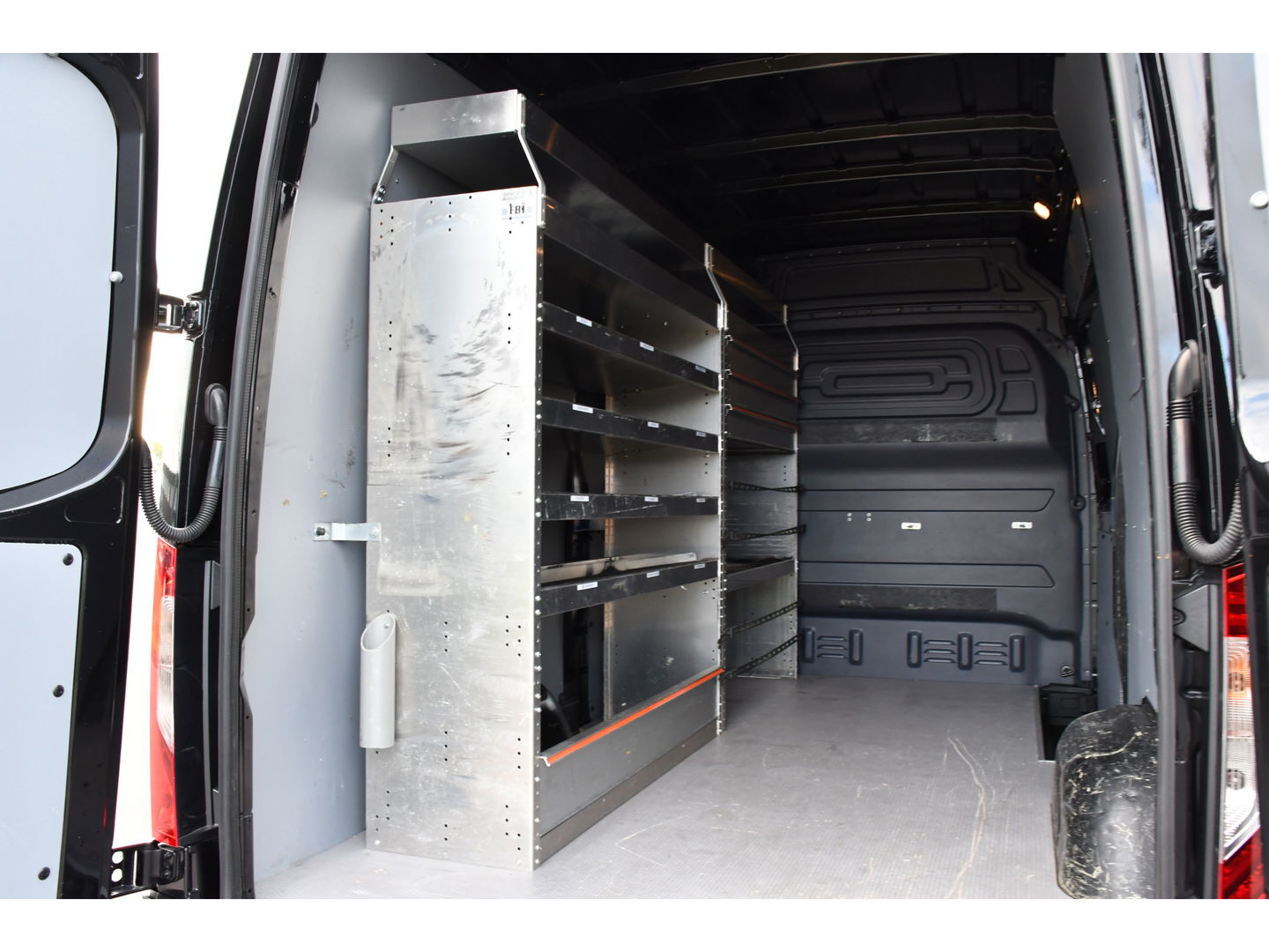 Mercedes-Benz Sprinter 319 V6 3.0 CDI L2H2 Black Edition Full Options!, Adaptieve Cruise, 360 Camera, 2 x schuifdeur, 3500kg Trekhaak, 10,5'' Mbux, Navi, Stoelverwarming, Uniek!