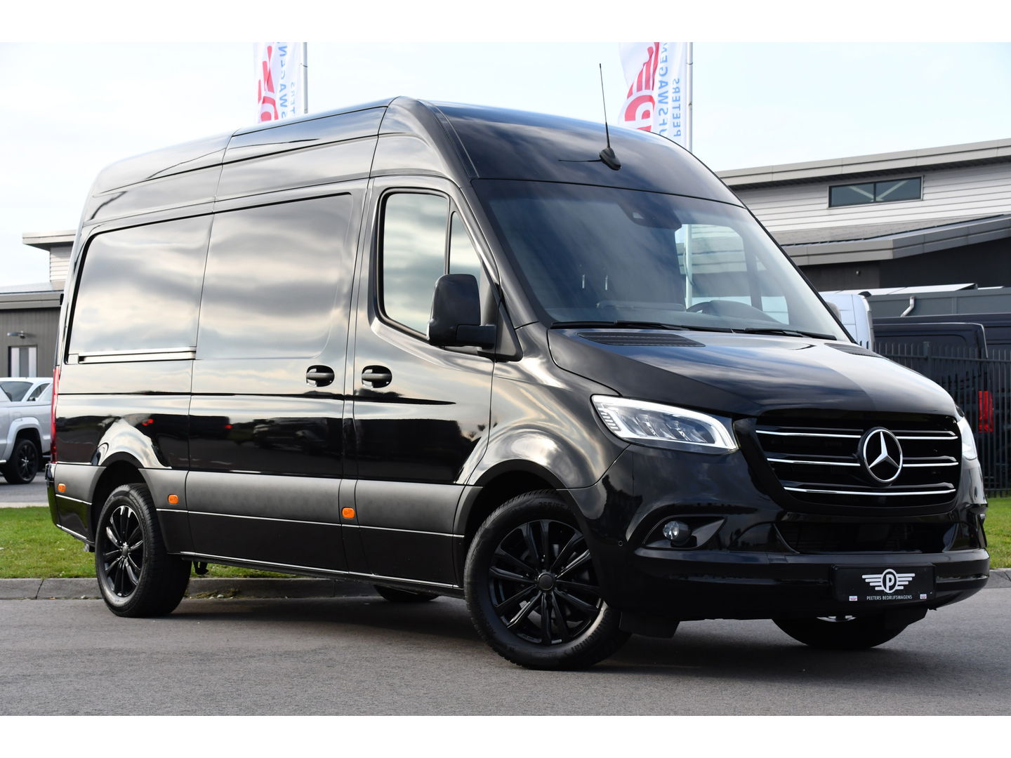 Mercedes-Benz Sprinter 319 V6 3.0 CDI L2H2 Black Edition Full Options!, Adaptieve Cruise, 360 Camera, 2 x schuifdeur, 3500kg Trekhaak, 10,5'' Mbux, Navi, Stoelverwarming, Uniek!