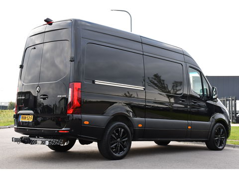 Mercedes-Benz Sprinter 319 V6 3.0 CDI L2H2 Black Edition Full Options!, Adaptieve Cruise, 360 Camera, 2 x schuifdeur, 3500kg Trekhaak, 10,5'' Mbux, Navi, Stoelverwarming, Uniek!
