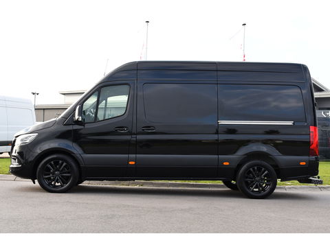Mercedes-Benz Sprinter 319 V6 3.0 CDI L2H2 Black Edition Full Options!, Adaptieve Cruise, 360 Camera, 2 x schuifdeur, 3500kg Trekhaak, 10,5'' Mbux, Navi, Stoelverwarming, Uniek!