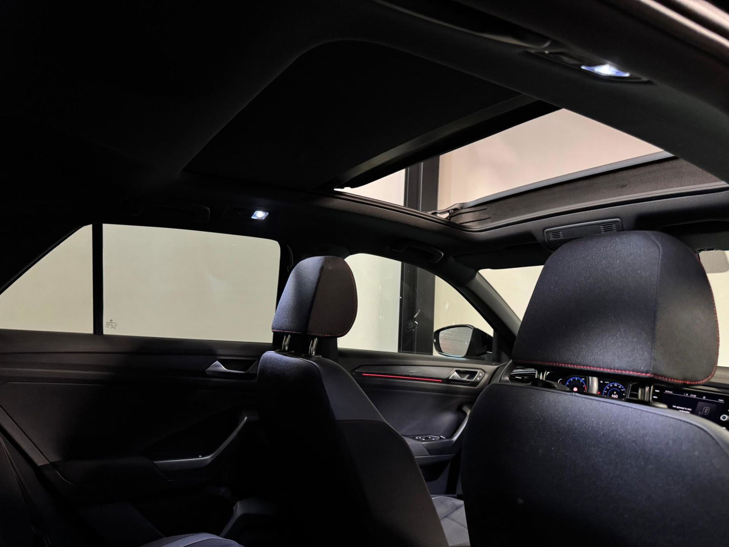 Volkswagen T-Roc 1.5 TSI R-Line PANO KEYLESS
