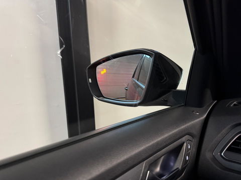 Volkswagen T-Roc 1.5 TSI R-Line PANO KEYLESS