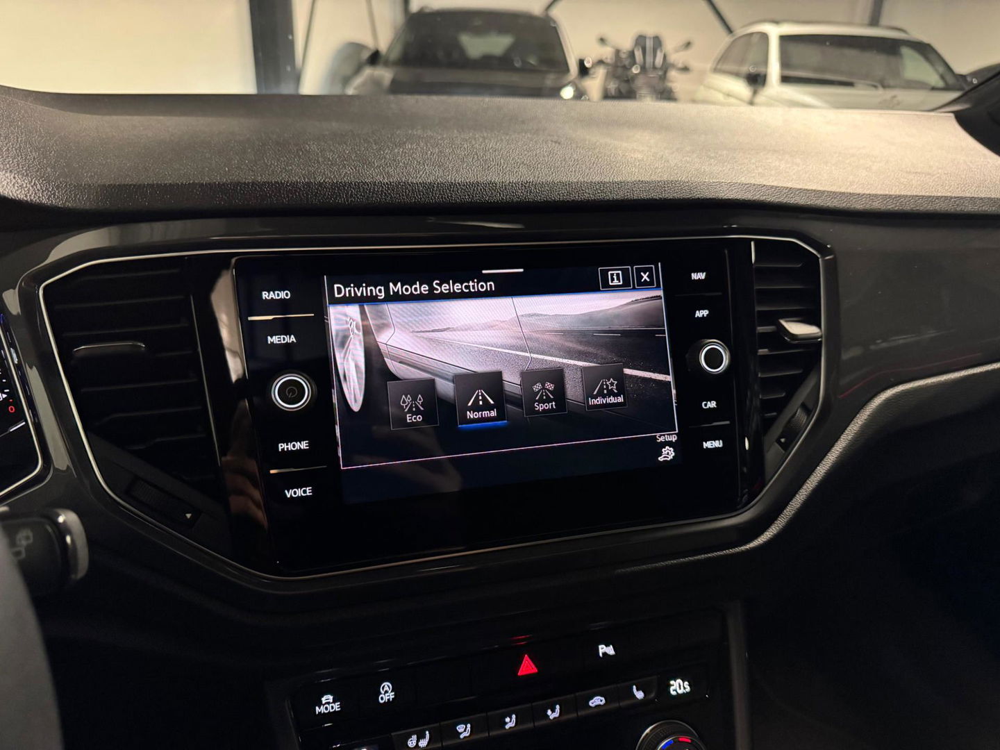 Volkswagen T-Roc 1.5 TSI R-Line PANO KEYLESS