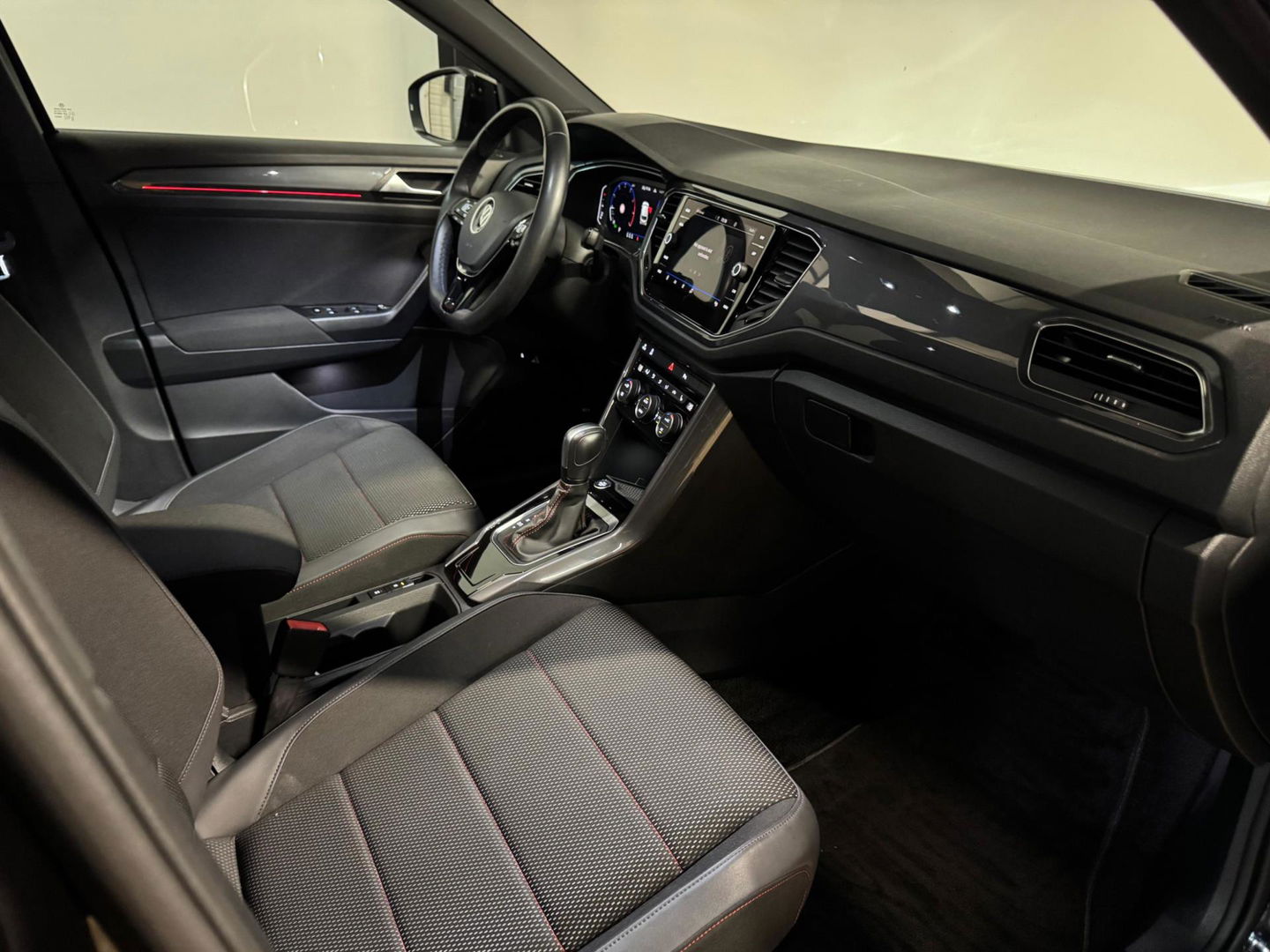 Volkswagen T-Roc 1.5 TSI R-Line PANO KEYLESS