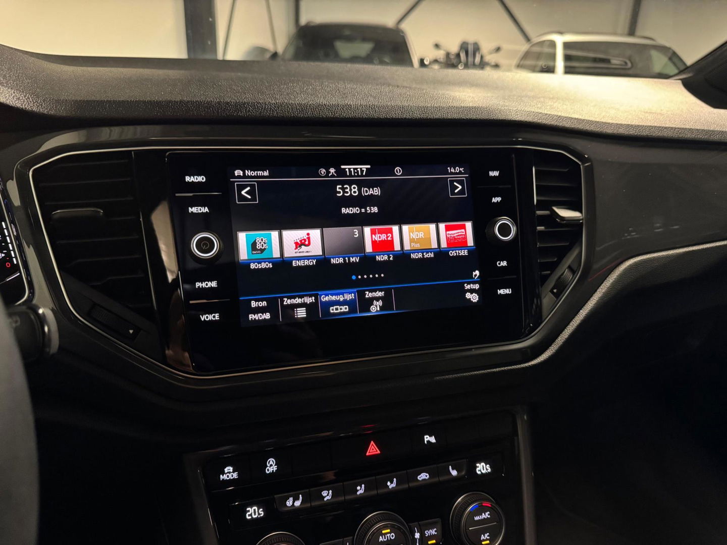 Volkswagen T-Roc 1.5 TSI R-Line PANO KEYLESS