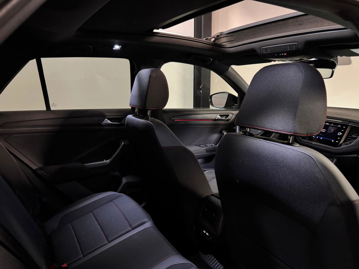 Volkswagen T-Roc 1.5 TSI R-Line PANO KEYLESS
