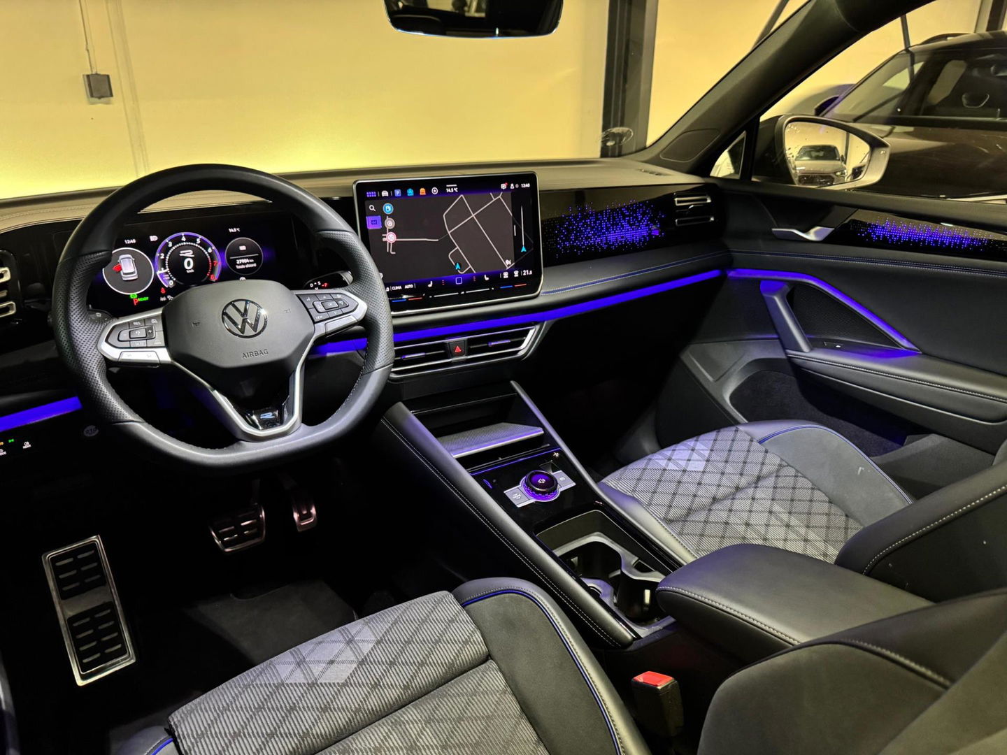 Volkswagen Tiguan 1.5 eTSI R-Line Edition PANO KEYLESS