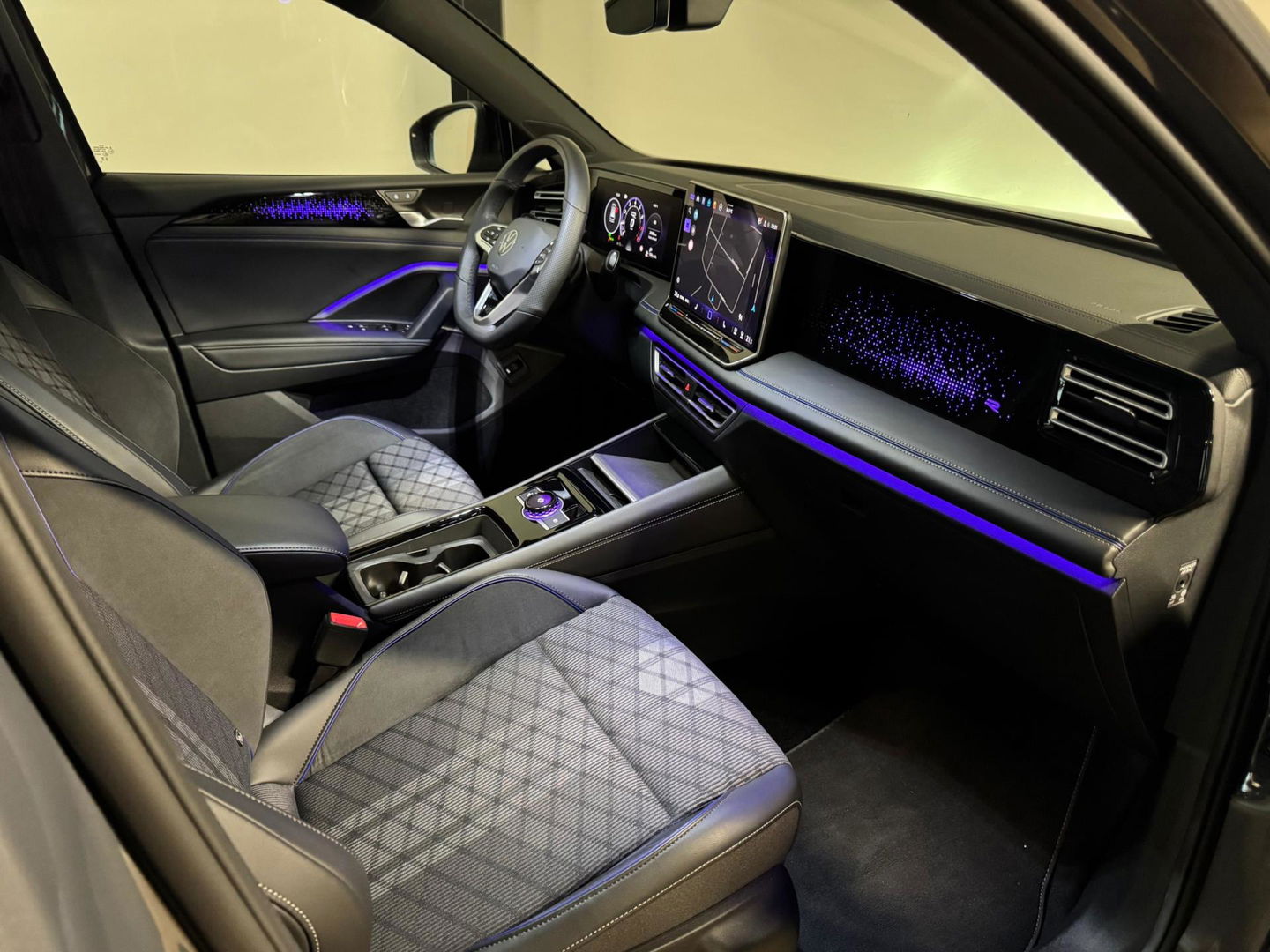 Volkswagen Tiguan 1.5 eTSI R-Line Edition PANO KEYLESS