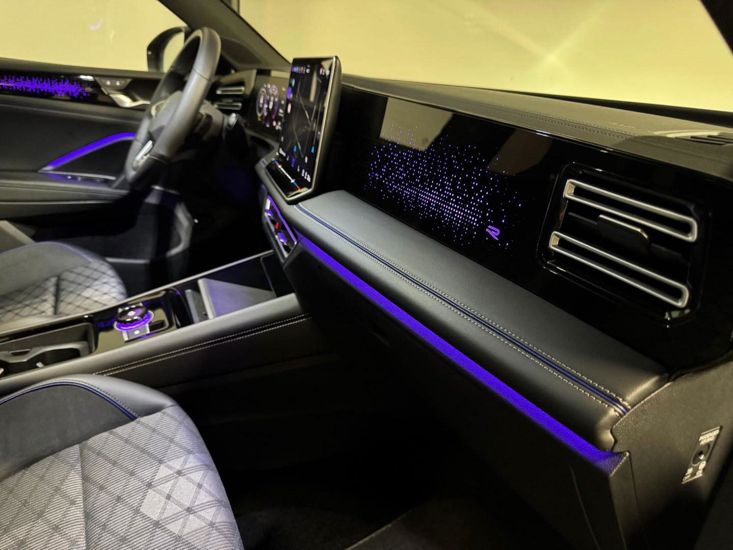 Volkswagen Tiguan 1.5 eTSI R-Line Edition PANO KEYLESS