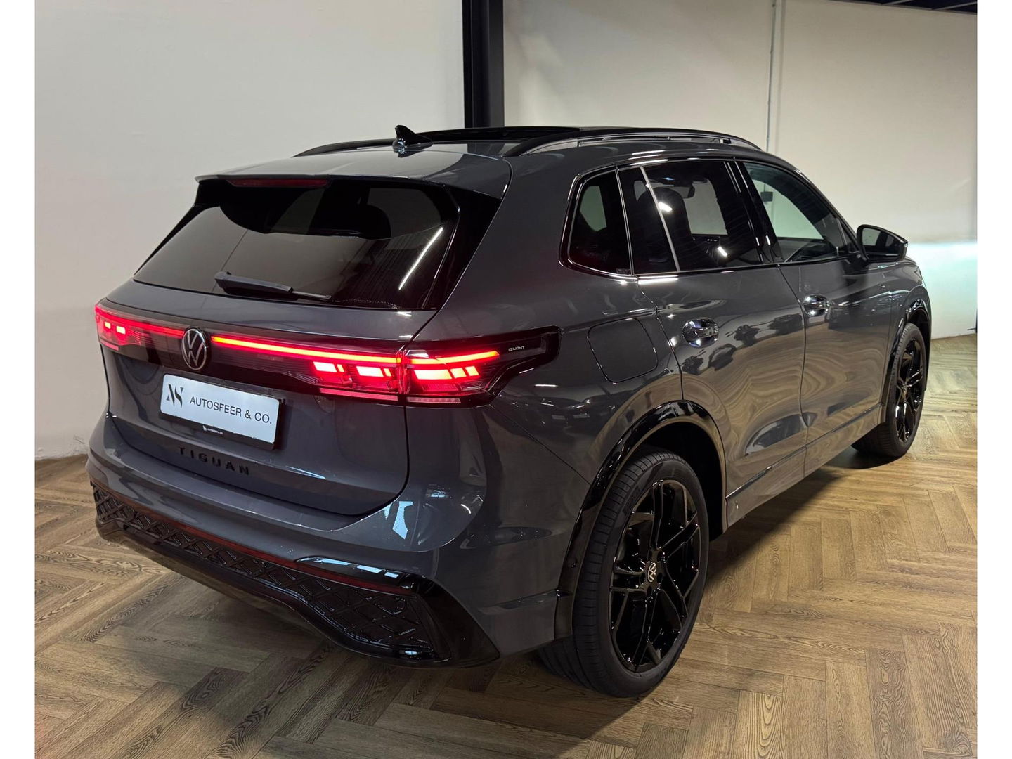 Volkswagen Tiguan 1.5 eTSI R-Line Edition PANO KEYLESS
