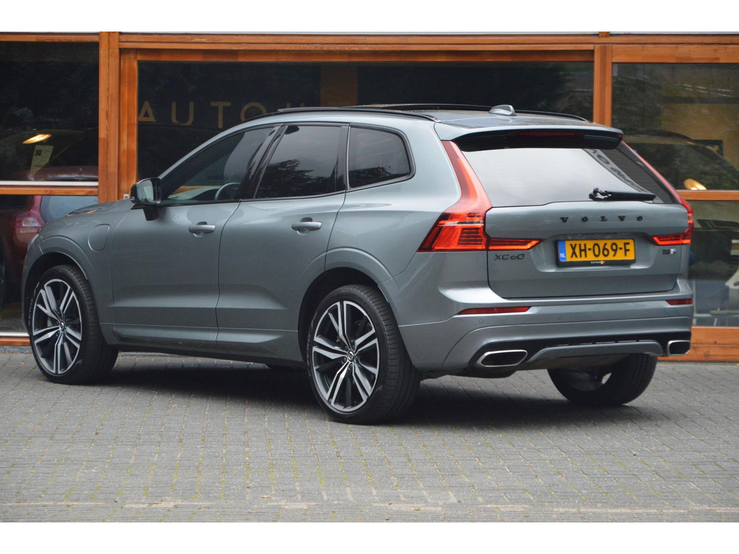 Volvo XC60 T8 Hybride AWD R-Design | Stuurverwarming | Cruise-Control | Schuif/Kantel-dak | Stoelverwarming |