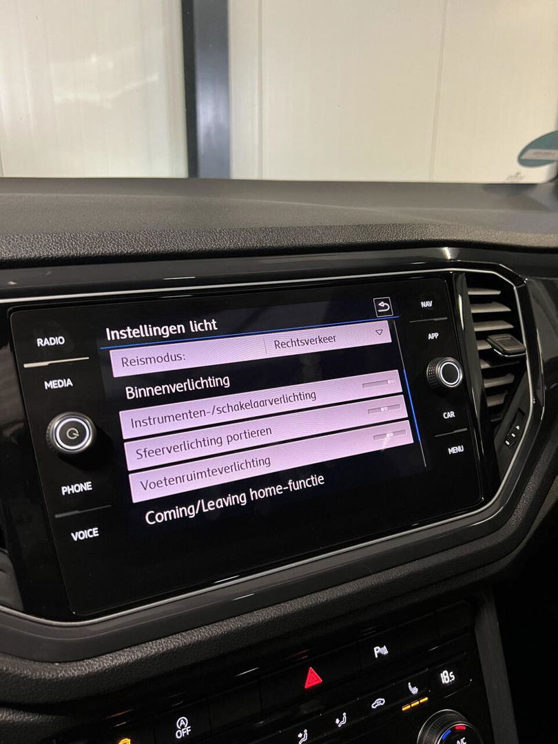 Volkswagen T-Roc 1.5 TSI 150PK Sport Pano Virtual Trekhaak