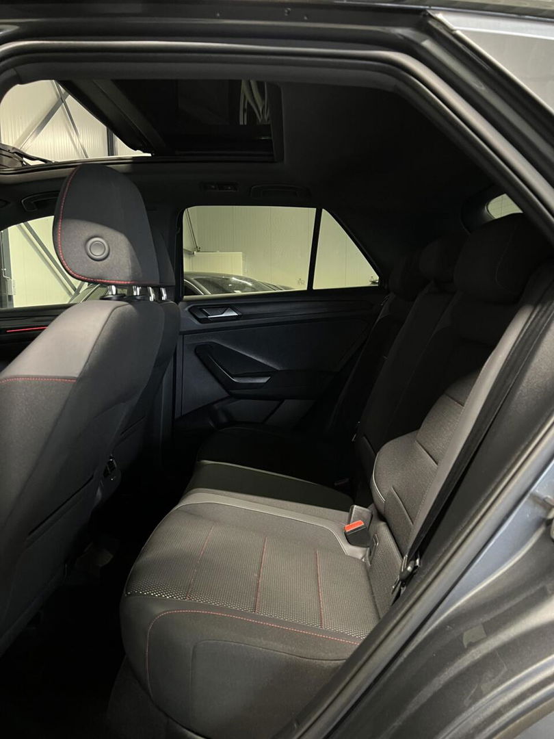 Volkswagen T-Roc 1.5 TSI 150PK Sport Pano Virtual Trekhaak
