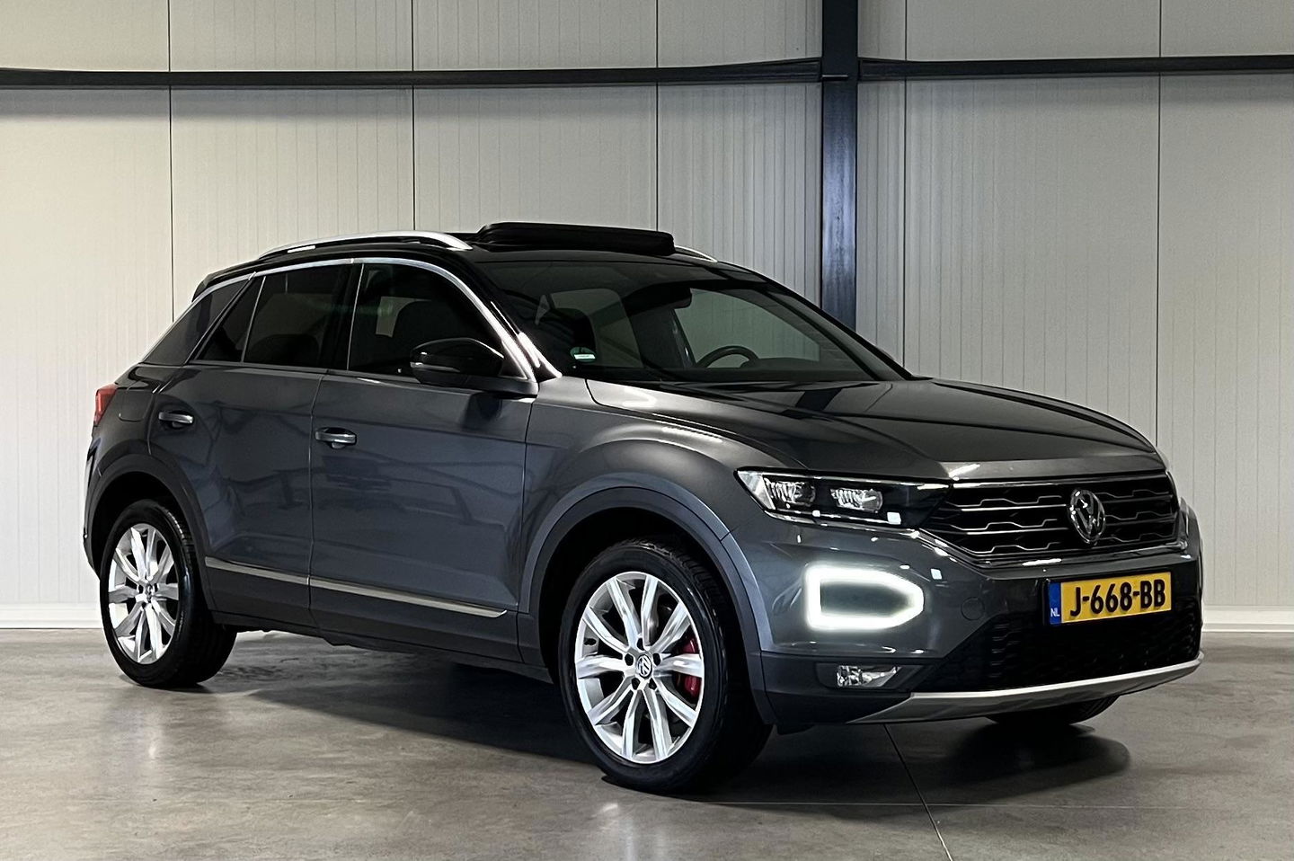 Volkswagen T-Roc 1.5 TSI 150PK Sport Pano Virtual Trekhaak