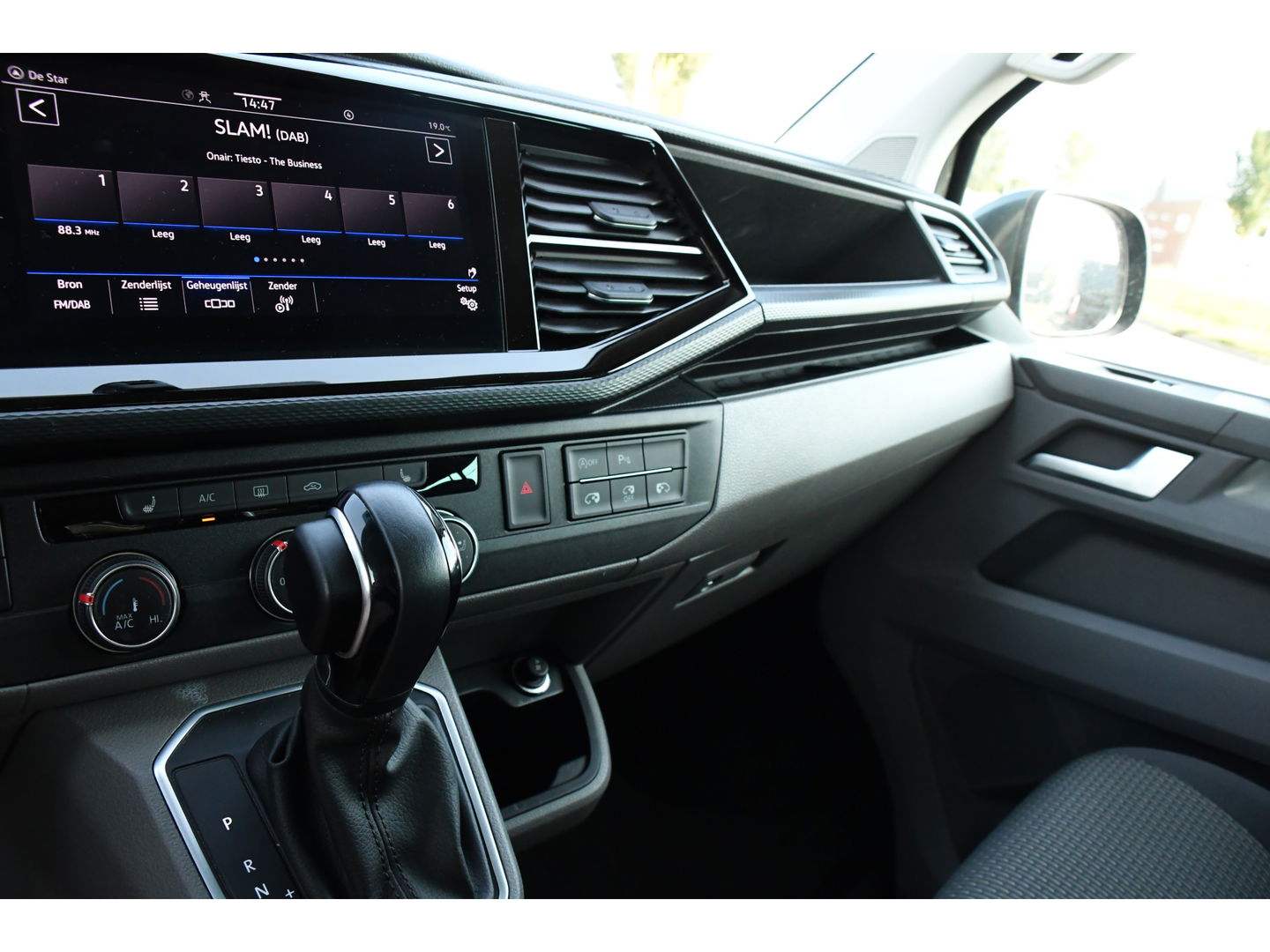 Volkswagen Transporter 2.0 TDI L2H1 30 DC Bulli Virtual, Carplay, Camera, LED, 150pk, 2 x Schuifdeur, Automaat, Trekhaak, Uniek!