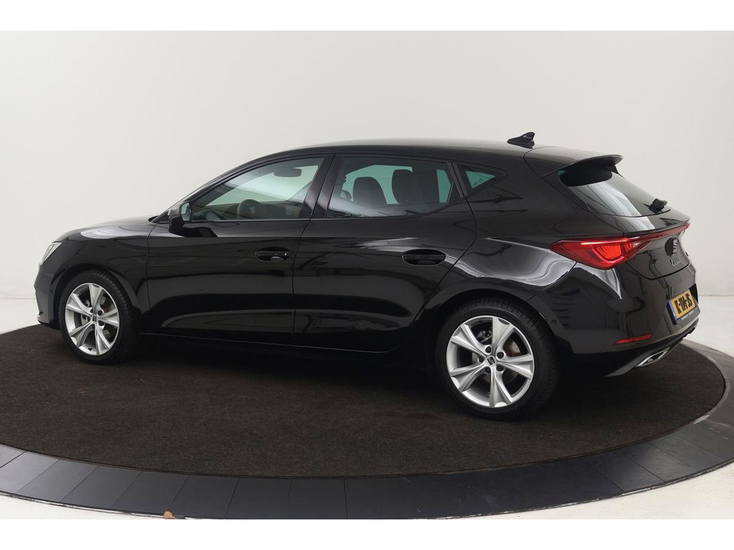 SEAT Leon 1.5 eTSI FR Launch Edition | Carplay | Stoel & stuurverwarming | Camera | Adaptive cruise | Navigatie | Keyless | Full LED | Sportstoelen