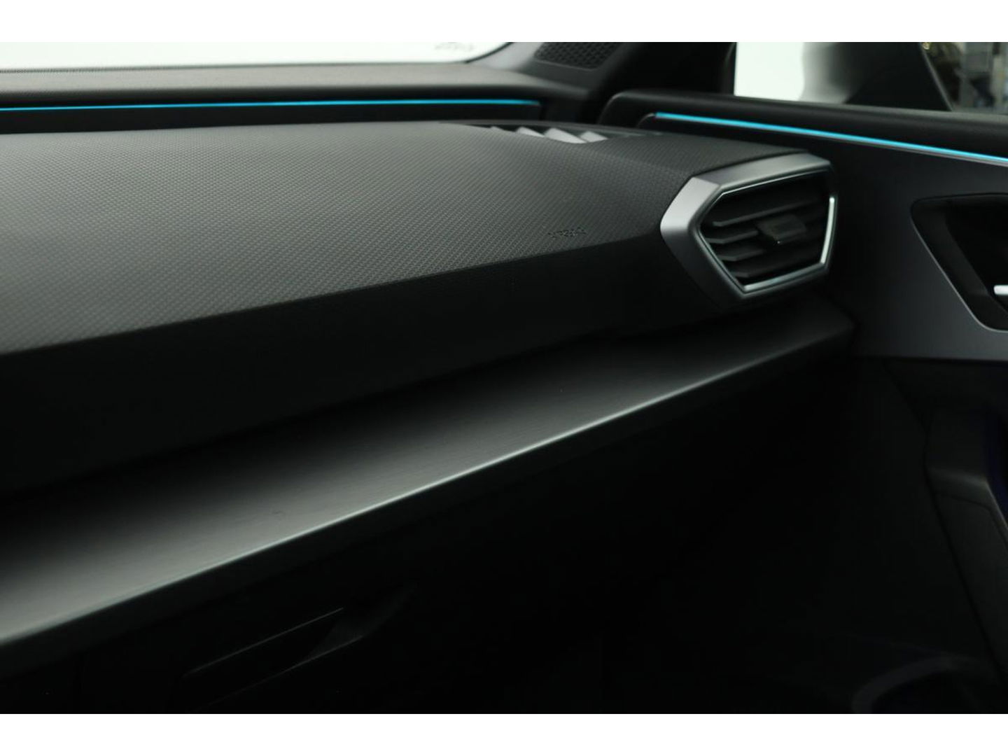 SEAT Leon 1.5 eTSI FR Launch Edition | Carplay | Stoel & stuurverwarming | Camera | Adaptive cruise | Navigatie | Keyless | Full LED | Sportstoelen