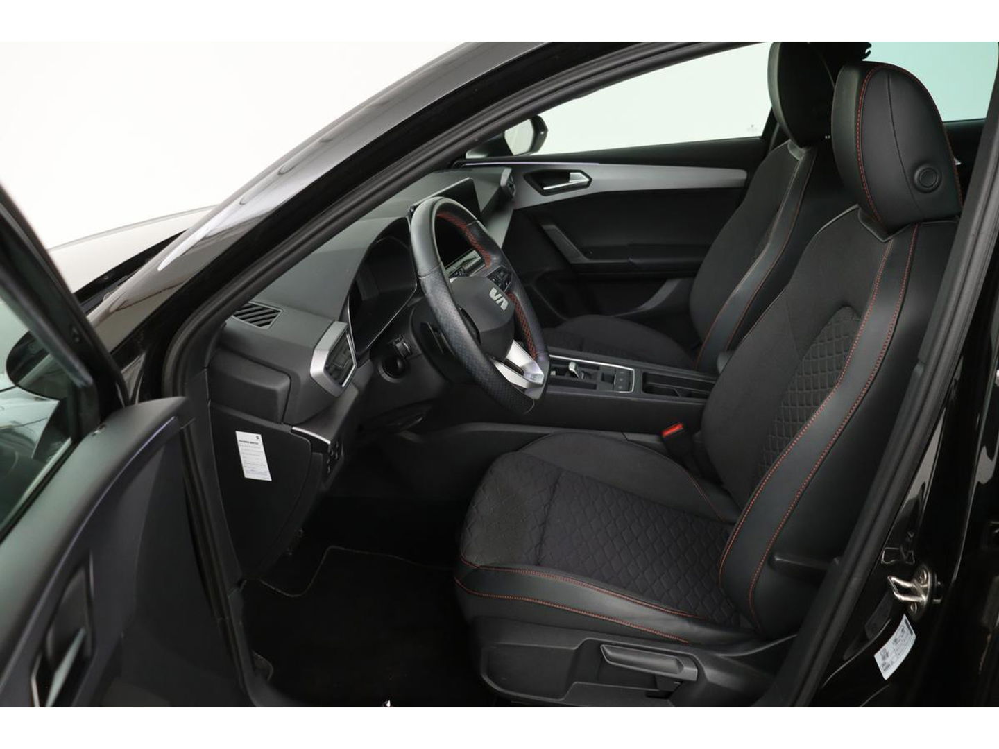 SEAT Leon 1.5 eTSI FR Launch Edition | Carplay | Stoel & stuurverwarming | Camera | Adaptive cruise | Navigatie | Keyless | Full LED | Sportstoelen