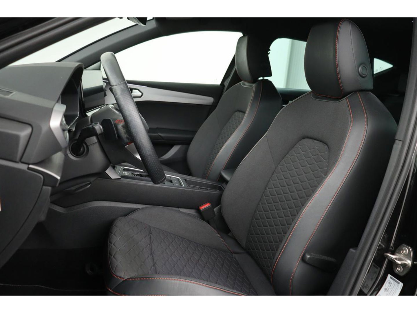 SEAT Leon 1.5 eTSI FR Launch Edition | Carplay | Stoel & stuurverwarming | Camera | Adaptive cruise | Navigatie | Keyless | Full LED | Sportstoelen