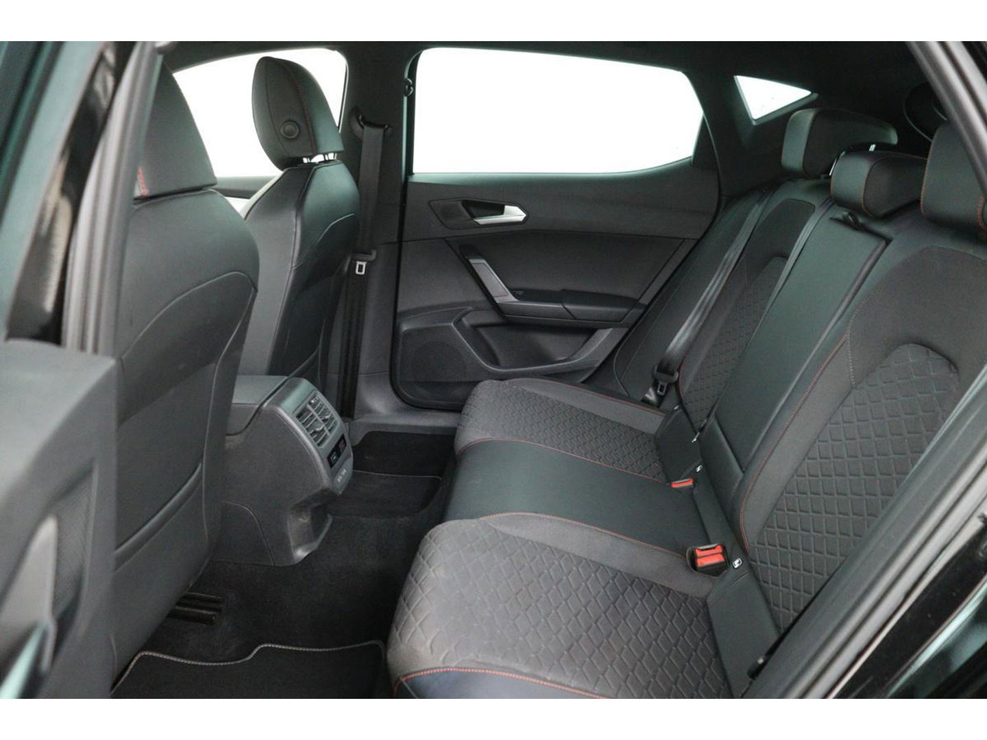 SEAT Leon 1.5 eTSI FR Launch Edition | Carplay | Stoel & stuurverwarming | Camera | Adaptive cruise | Navigatie | Keyless | Full LED | Sportstoelen