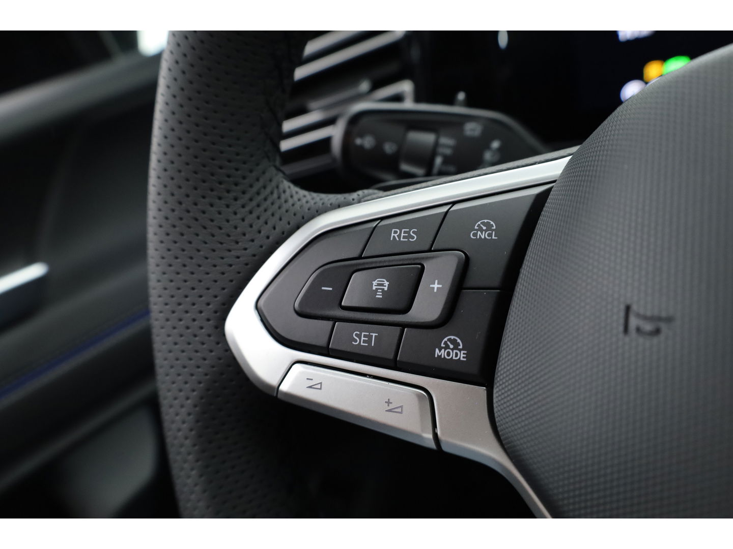 Volkswagen Tiguan 1.5 eHybrid R-Line Black Style | Pano | Massage | Adapt. Cruise | IQ. Light | Camera | Keyless | CarPlay