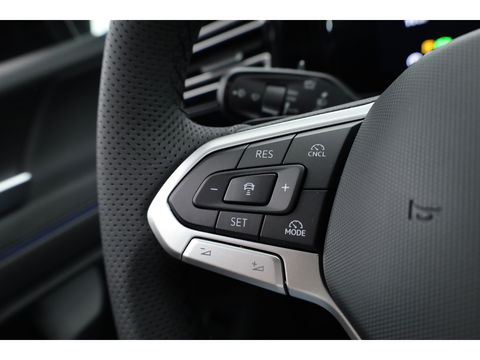 Volkswagen Tiguan 1.5 eHybrid R-Line Black Style | Pano | Massage | Adapt. Cruise | IQ. Light | Camera | Keyless | CarPlay