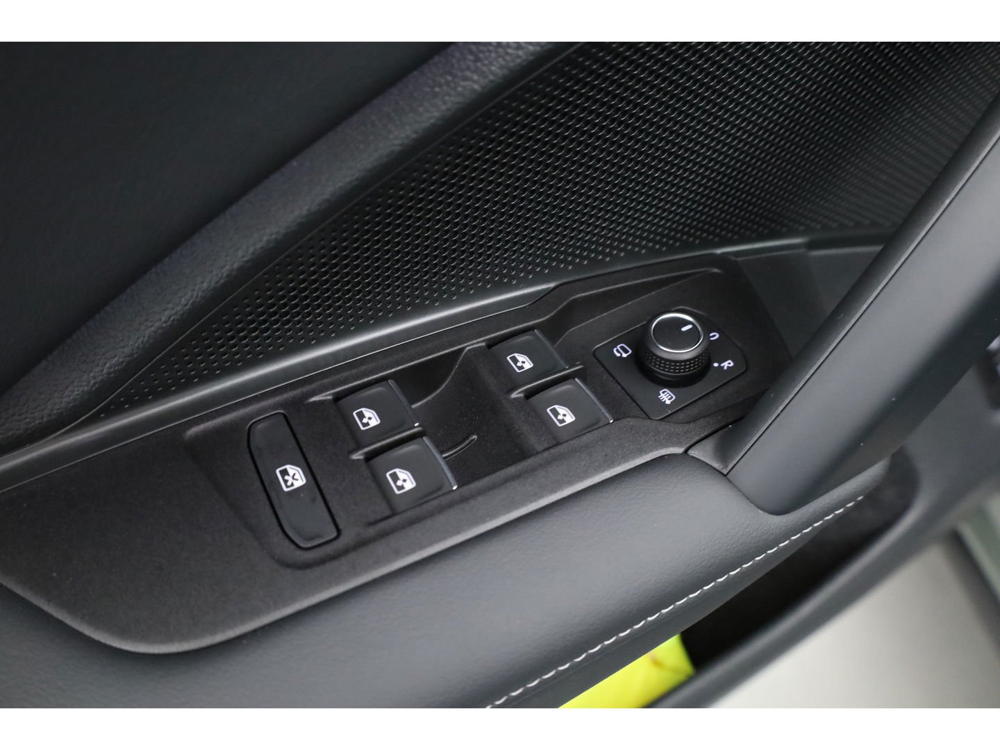 Volkswagen Tiguan 1.5 eHybrid R-Line Black Style | Pano | Massage | Adapt. Cruise | IQ. Light | Camera | Keyless | CarPlay