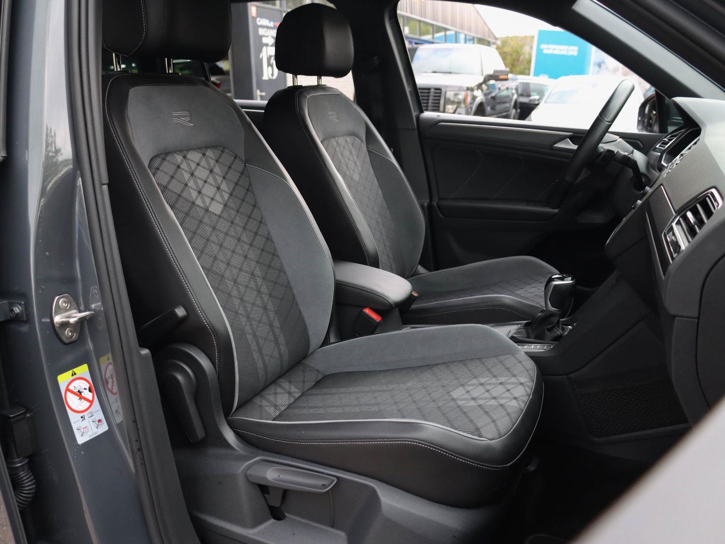 Volkswagen Tiguan 1.4 eHybrid R-Line 245PK | 20 inch | 30.000km!