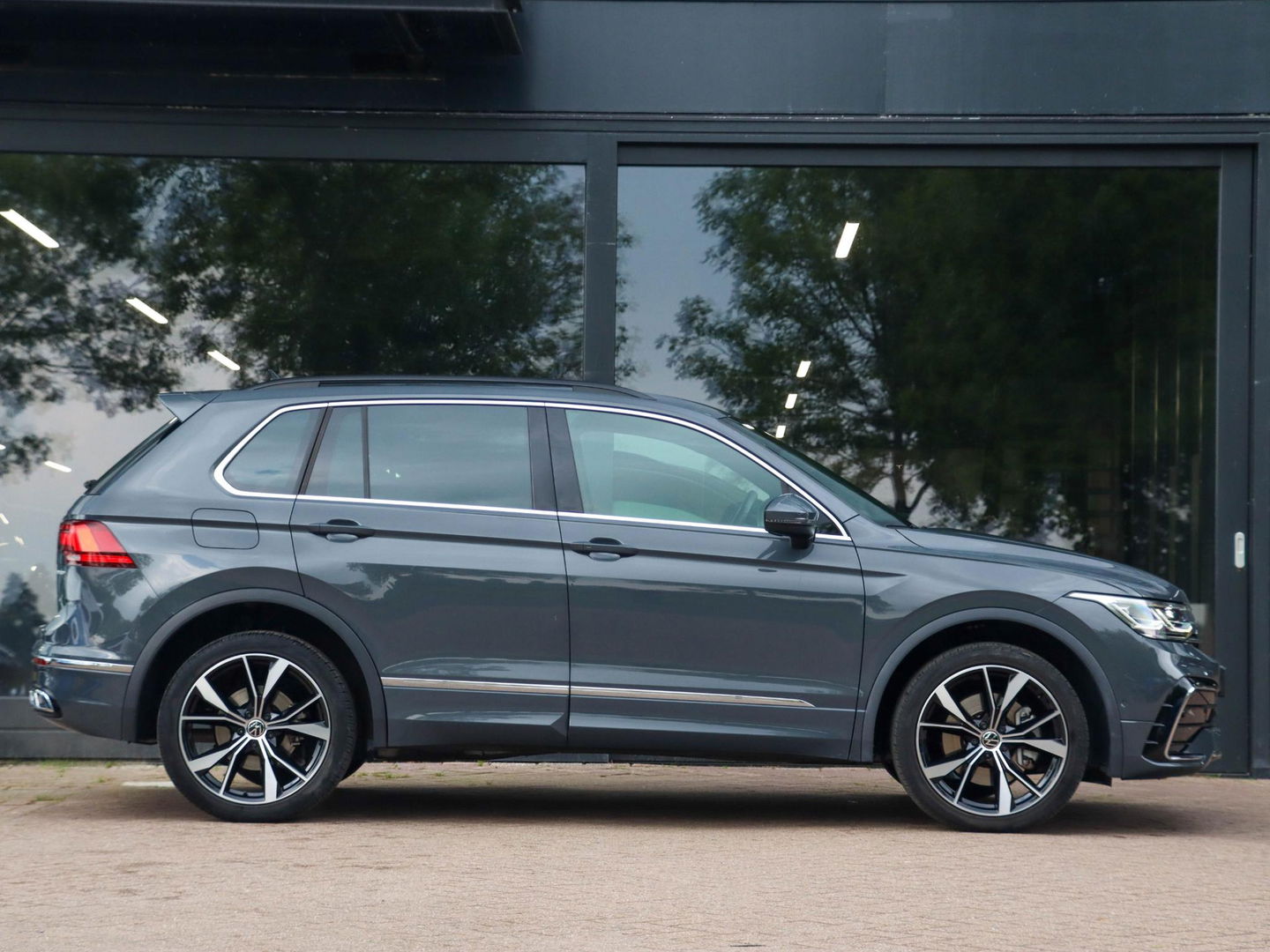 Volkswagen Tiguan 1.4 eHybrid R-Line 245PK Matrix LED 20 inch 30.000km!