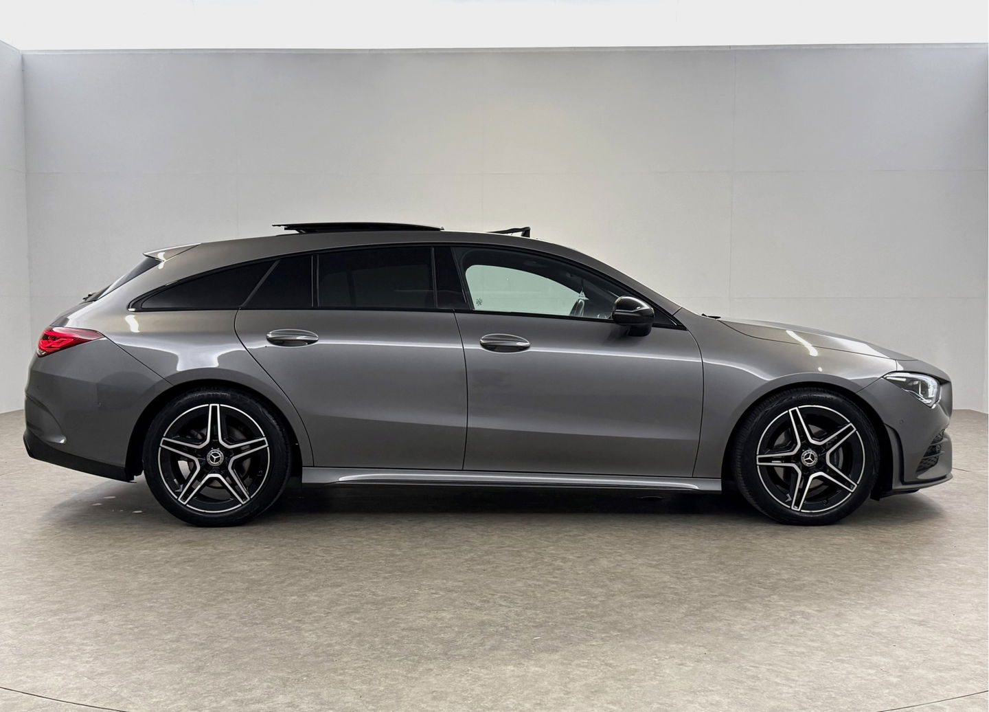 Mercedes-Benz CLA-Klasse 180 AMG | Pano | LED | Trekhaak | Virtual | Camera | Carplay | Cruise