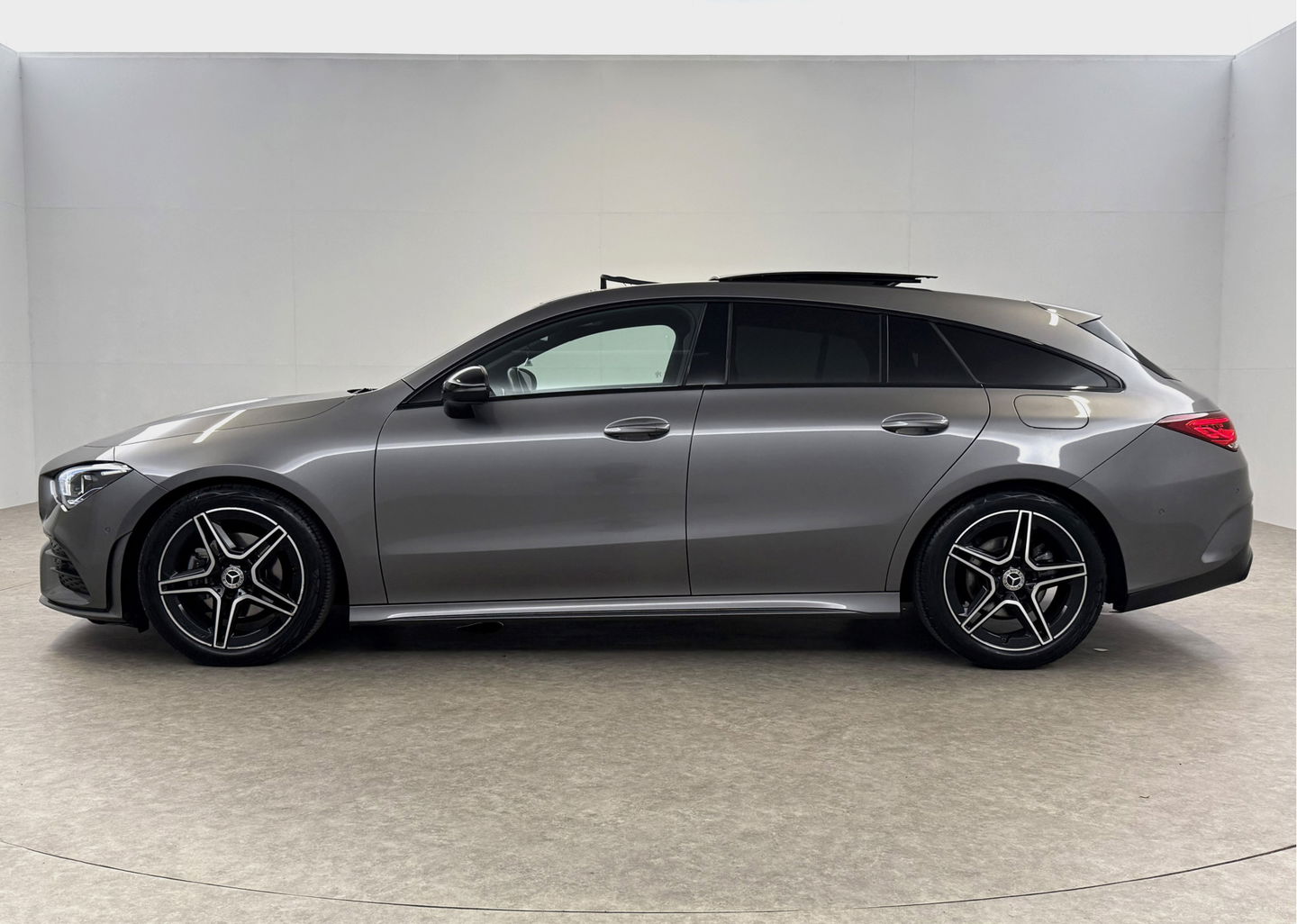 Mercedes-Benz CLA-Klasse 180 AMG | Pano | LED | Trekhaak | Virtual | Camera | Carplay | Cruise