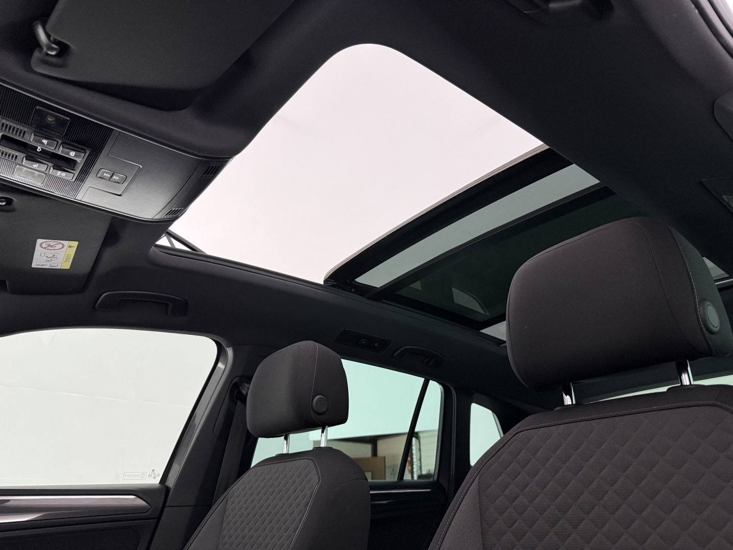 Volkswagen Tiguan 1.5 TSI ACT R-line 150PK | Pano | Virtual | Carplay | Trekh. | Keyless | Adaptive Cruise | Stoelverw.