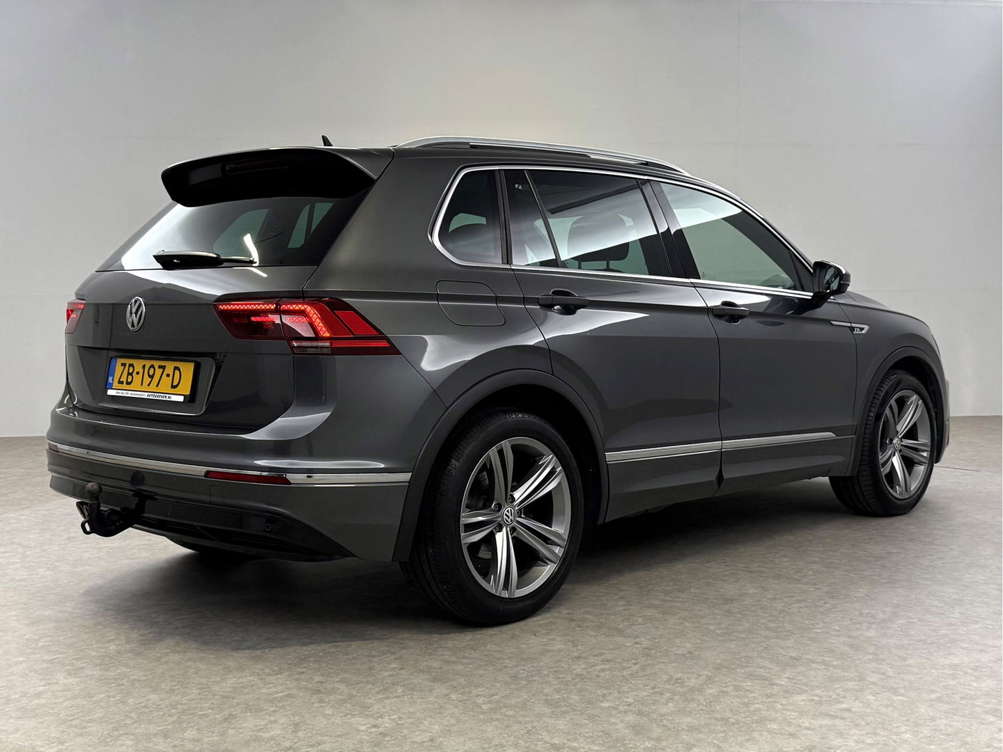 Volkswagen Tiguan 1.5 TSI ACT R-line 150PK | Pano | Virtual | Carplay | Trekh. | Keyless | Adaptive Cruise | Stoelverw.