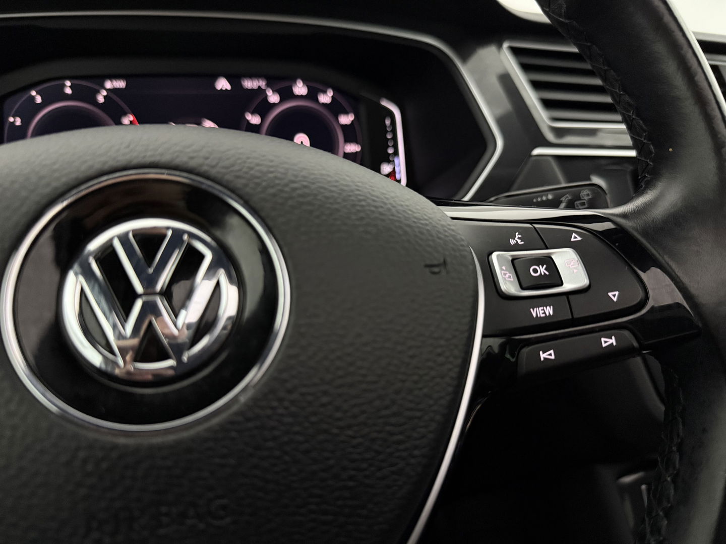 Volkswagen Tiguan 1.5 TSI ACT R-line 150PK | Pano | Virtual | Carplay | Trekh. | Keyless | Adaptive Cruise | Stoelverw.