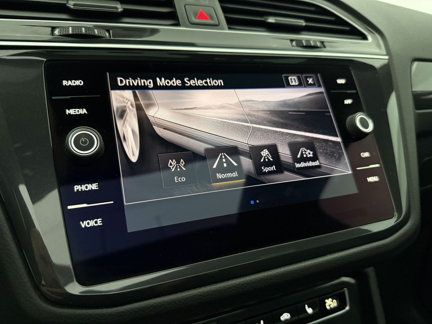 Volkswagen Tiguan 1.5 TSI ACT R-line 150PK | Pano | Virtual | Carplay | Trekh. | Keyless | Adaptive Cruise | Stoelverw.