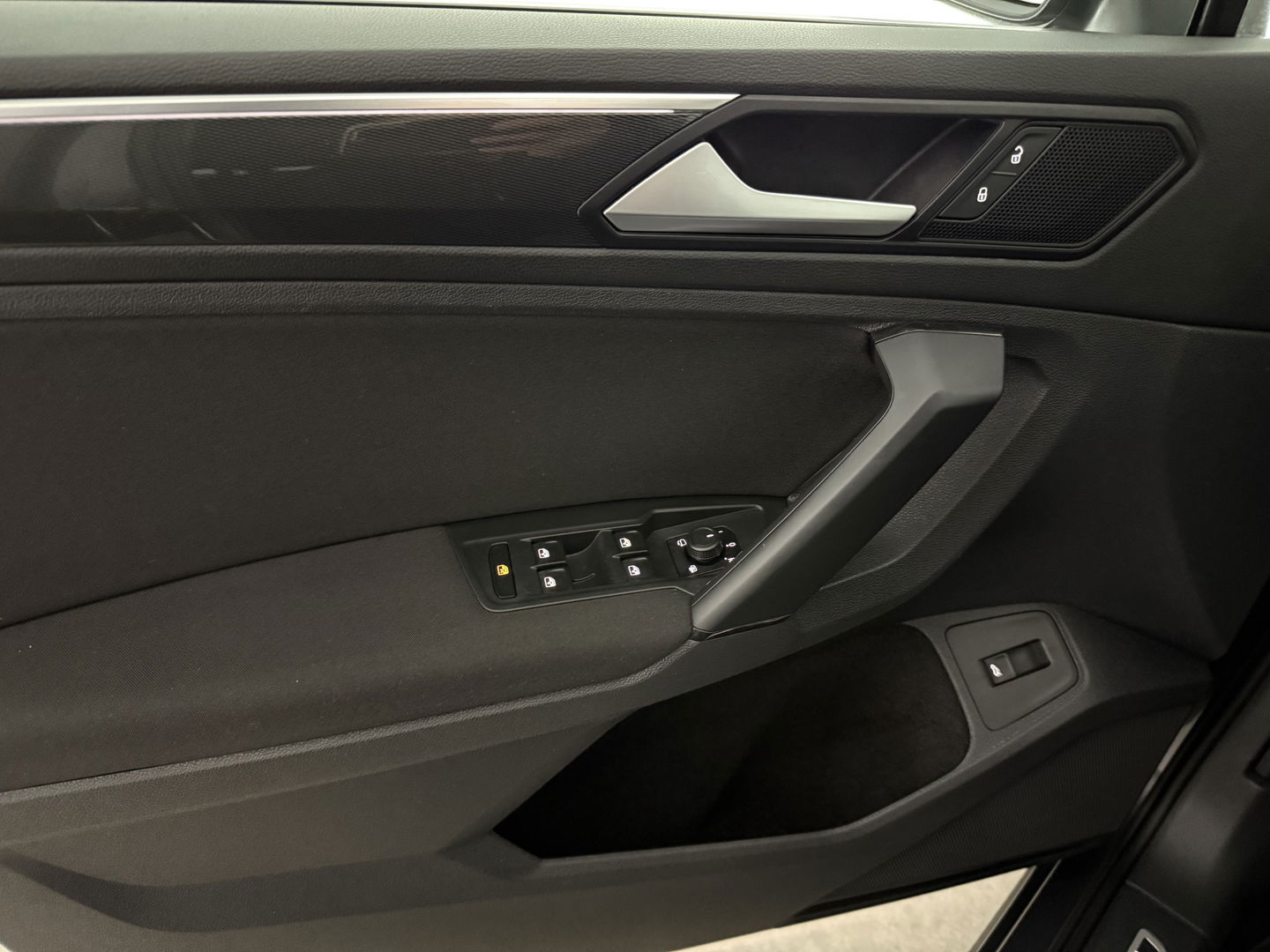 Volkswagen Tiguan 1.5 TSI ACT R-line 150PK | Pano | Virtual | Carplay | Trekh. | Keyless | Adaptive Cruise | Stoelverw.