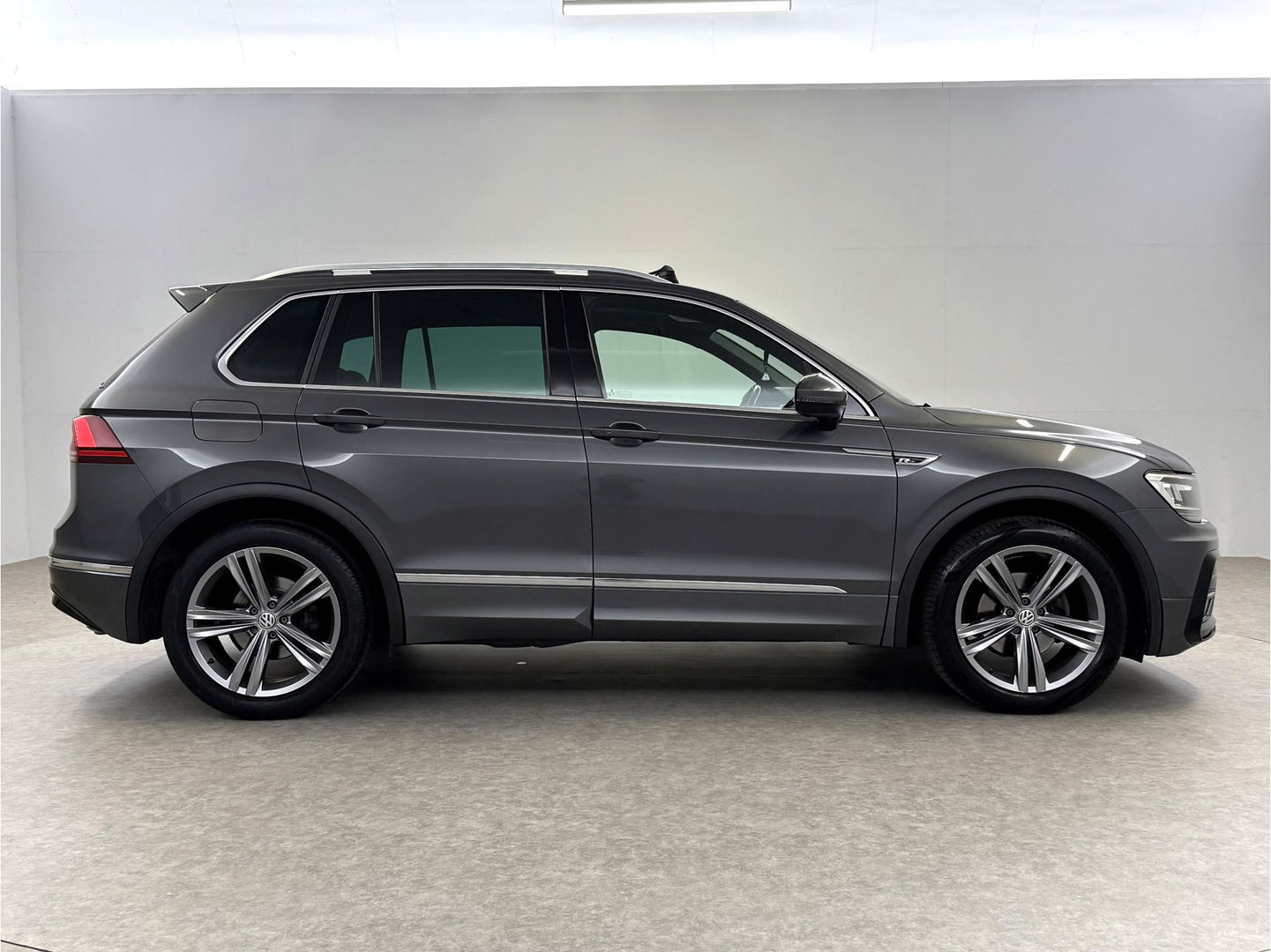 Volkswagen Tiguan 1.5 TSI ACT R-line 150PK | Pano | Virtual | Carplay | Trekh. | Keyless | Adaptive Cruise | Stoelverw.